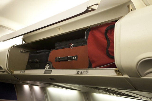 Hành lý sẽ phân theo làm hai loại, trong đó hành lý xách tay là hành lý mà hành khách được phép mang theo bên mình trên chuyến bay. 